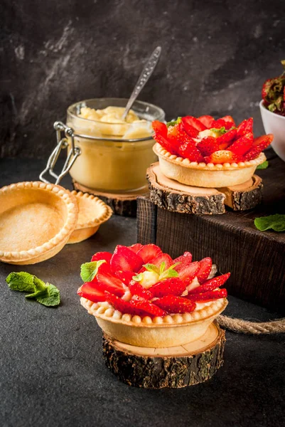 Summer and spring dessert. Home pies tartlets with custard and s — Stock Photo, Image