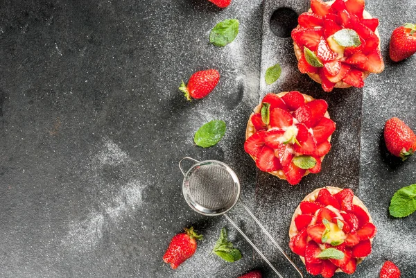 Postre de verano y primavera. Tartaletas de tartas caseras con natillas y s —  Fotos de Stock