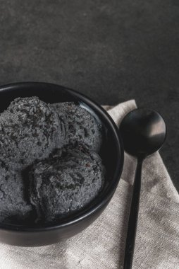 Siyah susam dondurma