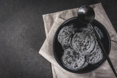 Siyah susam dondurma