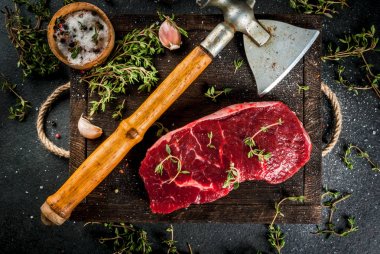 Taze, çiğ et. Sığır eti. Dana bonfile, bir balta ile bir parça fo