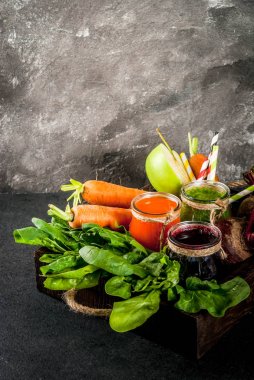 Vegan diyet yiyecek. Detoks içecekler. Taze sıkılmış meyve suları ve smoot