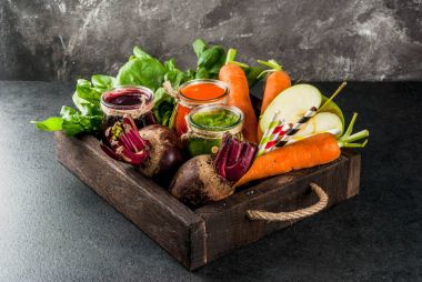 Vegan diyet yiyecek. Detoks içecekler. Taze sıkılmış meyve suları ve smoot