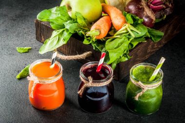 Vegan diyet yiyecek. Detoks içecekler. Taze sıkılmış meyve suları ve smoot