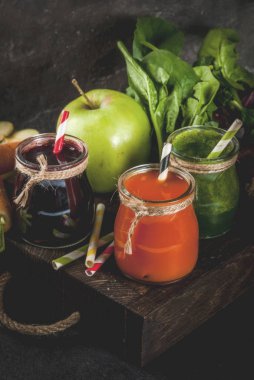 Vegan diyet yiyecek. Detoks içecekler. Taze sıkılmış meyve suları ve smoot