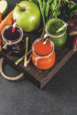 Vegan diyet yiyecek. Detoks içecekler. Taze sıkılmış meyve suları ve smoot