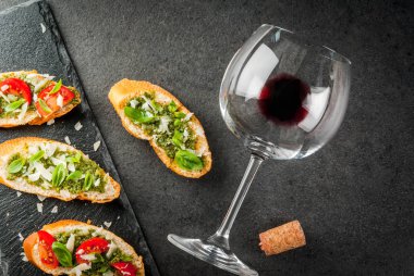 Bruschetta pesto, parmesan, domates ve fesleğen ile