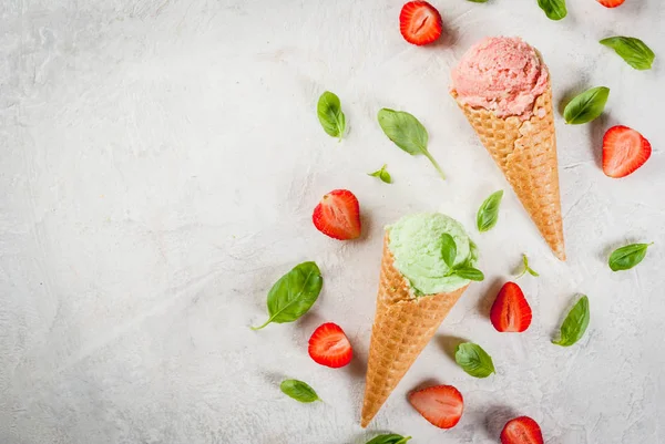Basilika och strawberry ice cream — Stockfoto