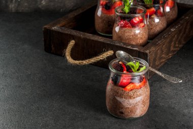 Chia tohum ile Çikolatalı puding