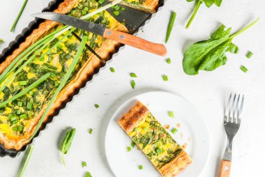 Quiche lorraine ıspanak ve yeşil soğan ile