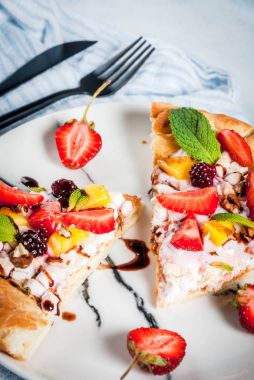 Yaz aperatifler. Meyve pizza