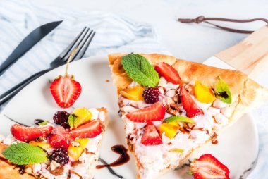 Yaz aperatifler. Meyve pizza