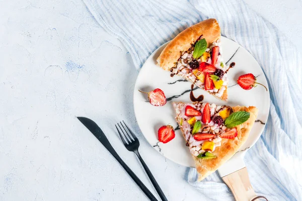 Lanches de verão. Pizza de frutas — Fotografia de Stock