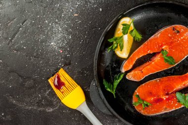 Somon ızgara biftek için hazır