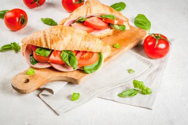 Kruvasan jambon, peynir, taze domates ve fesleğen ile