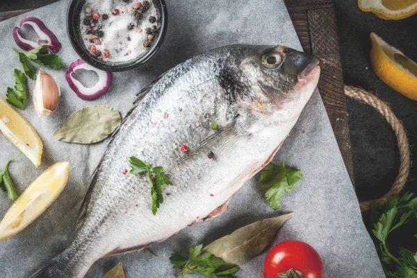 Dorado pescado con ingredientes para cocinar — Foto de Stock