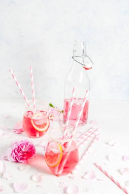 Yaz ferahlık içer. Gül w ile hafif pembe Gül kokteyl