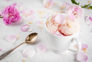 Tatlılar serinletici yaz. Vegan diyet yiyecek. Gül ile dondurma