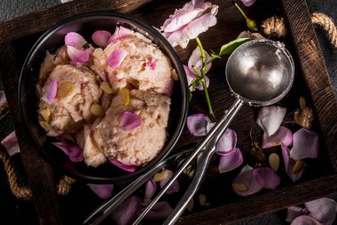 Tatlılar serinletici yaz. Vegan diyet yiyecek. Gül ile dondurma