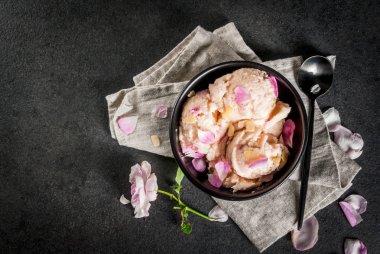 Tatlılar serinletici yaz. Vegan diyet yiyecek. Gül ile dondurma