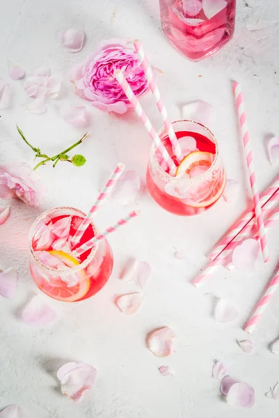 Boissons rafraîchissantes d'été. Cocktail rose clair, avec rose w — Photo