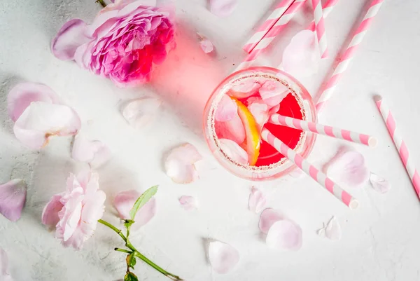 Bebidas refrescantes de verano. Cóctel rosa rosa claro, con w rosa — Foto de Stock