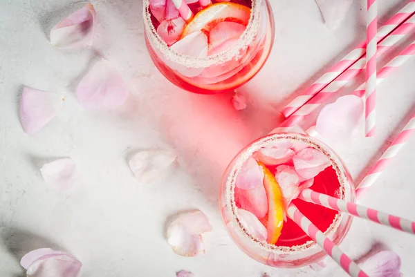 Bevande rinfrescanti estive. Cocktail rosa chiaro, con rosa w — Foto Stock