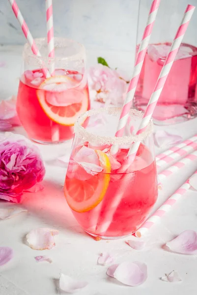 Bevande rinfrescanti estive. Cocktail rosa chiaro, con rosa w — Foto Stock