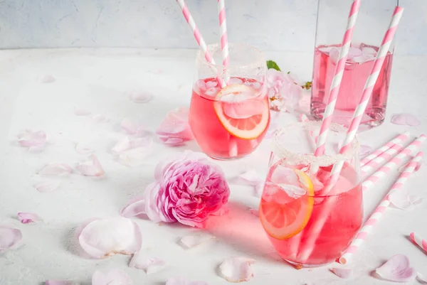 Bebidas refrescantes de verão. Rosa claro coquetel rosa, com rosa w — Fotografia de Stock