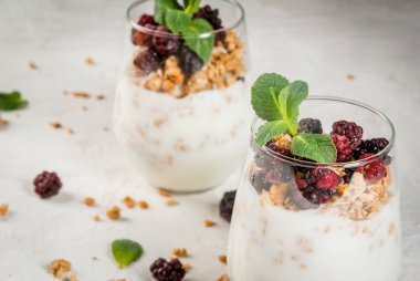 Granola ve berry ile sağlıklı kahvaltı