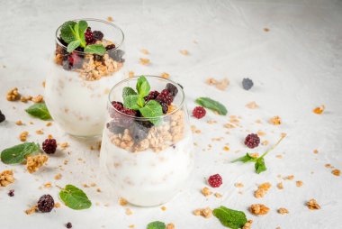 Granola ve berry ile sağlıklı kahvaltı