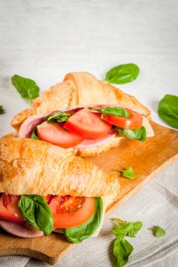 Kruvasan jambon, peynir, taze domates ve fesleğen ile