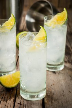 Alkollü kokteyl limon ile