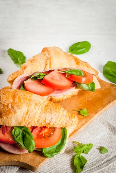 Kruvasan jambon, peynir, taze domates ve fesleğen ile