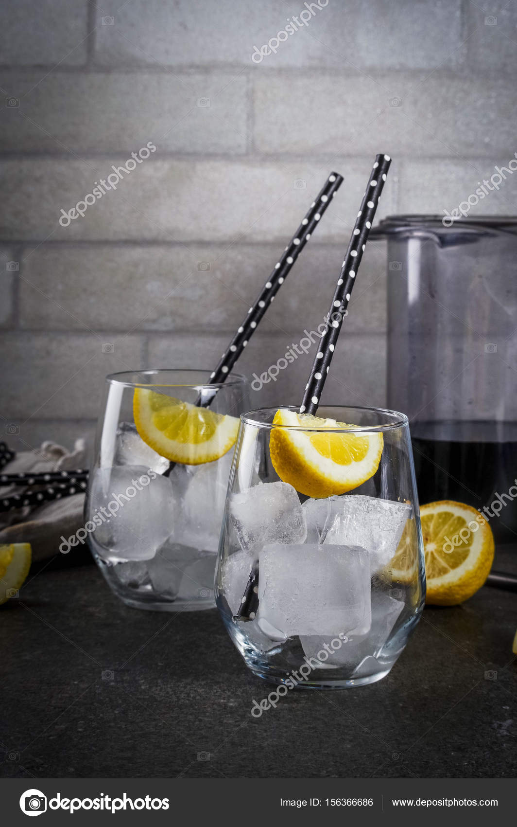 Kömürden yapılan siyah limonata Kömürden yapılan siyah limonata
