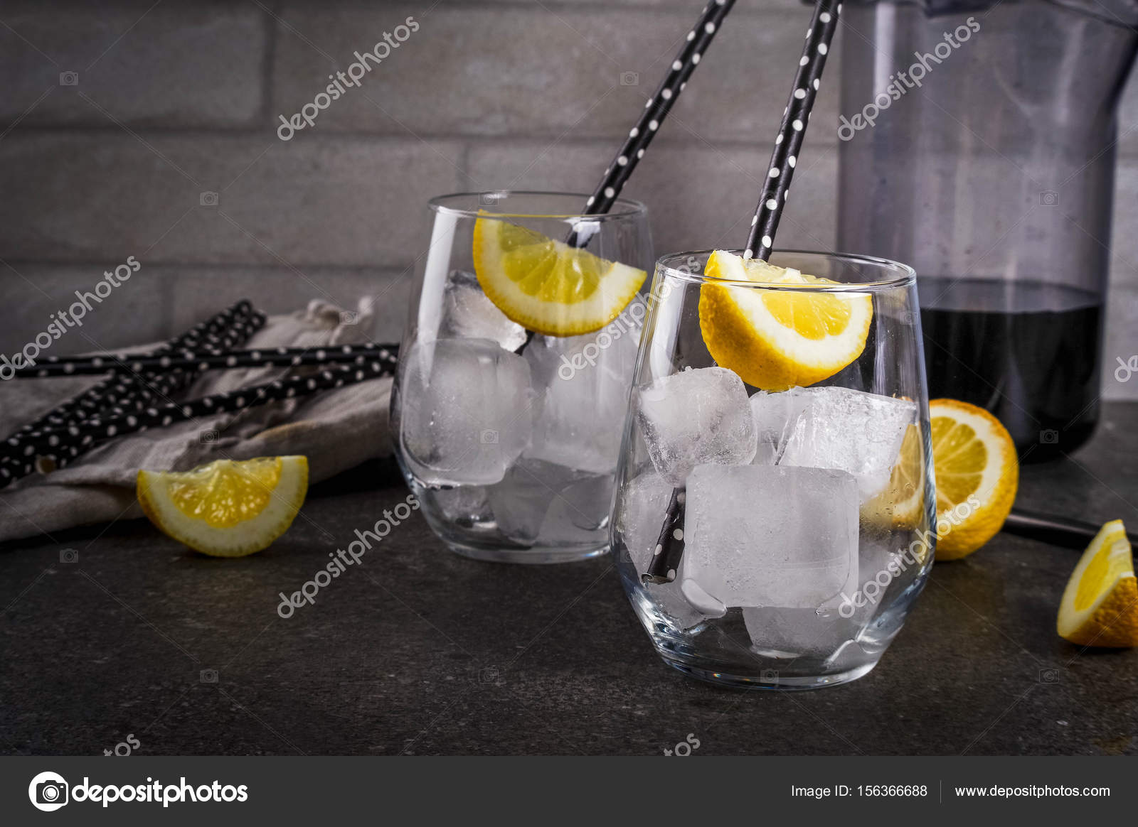 Kömürden yapılan siyah limonata Kömürden yapılan siyah limonata