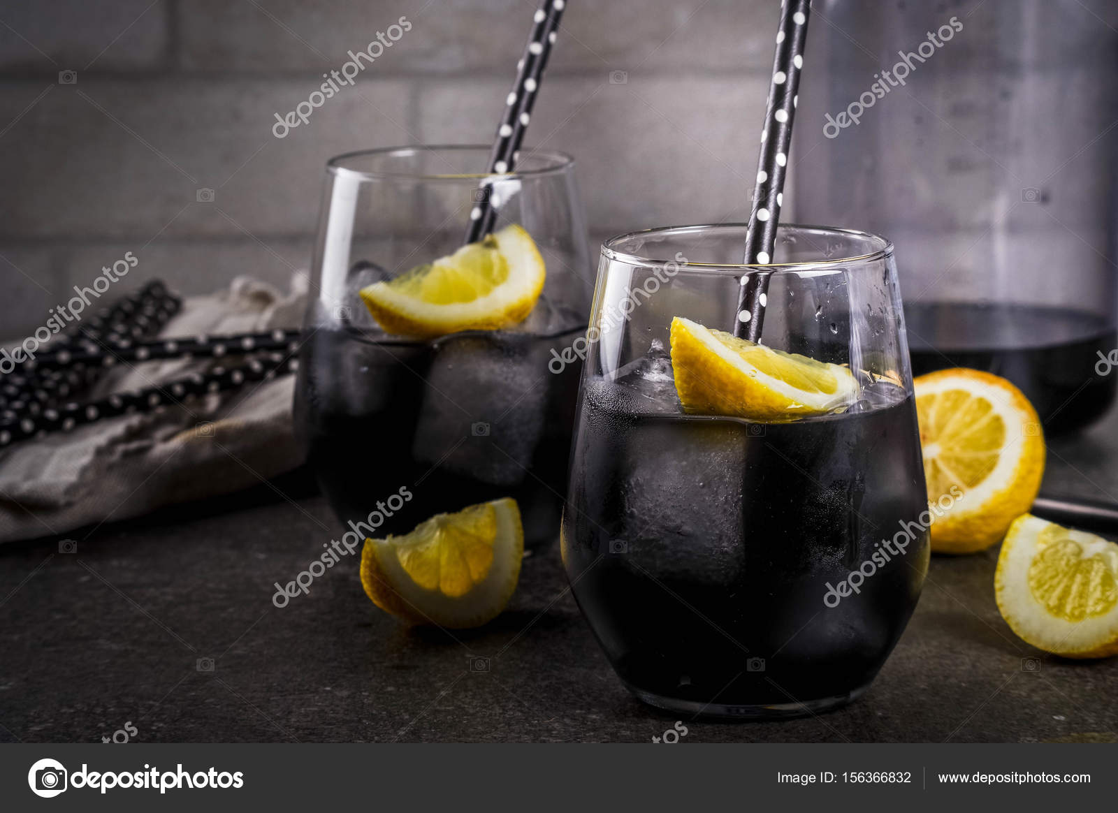 Kömürden yapılan siyah limonata Kömürden yapılan siyah limonata