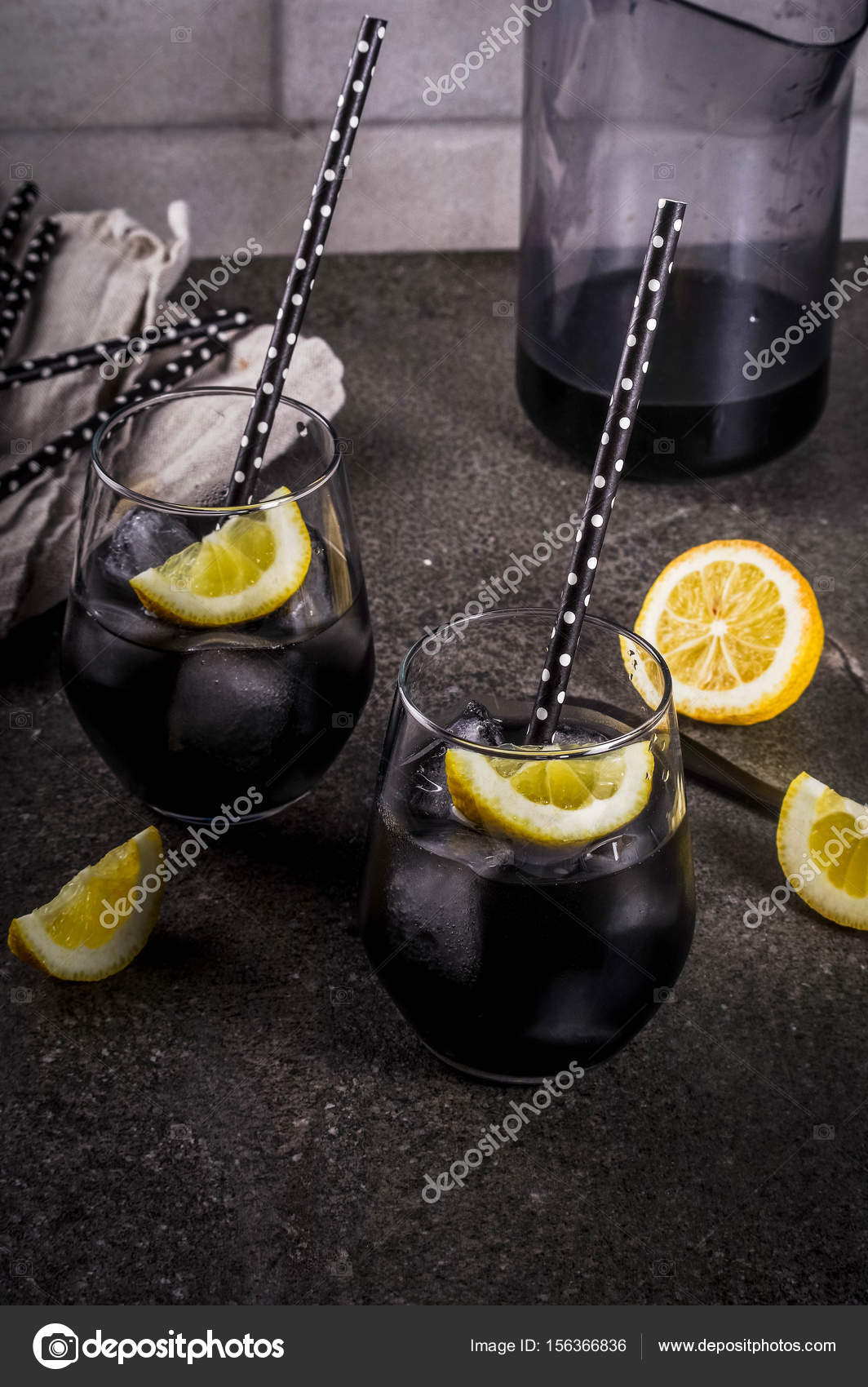 Kömürden yapılan siyah limonata Kömürden yapılan siyah limonata