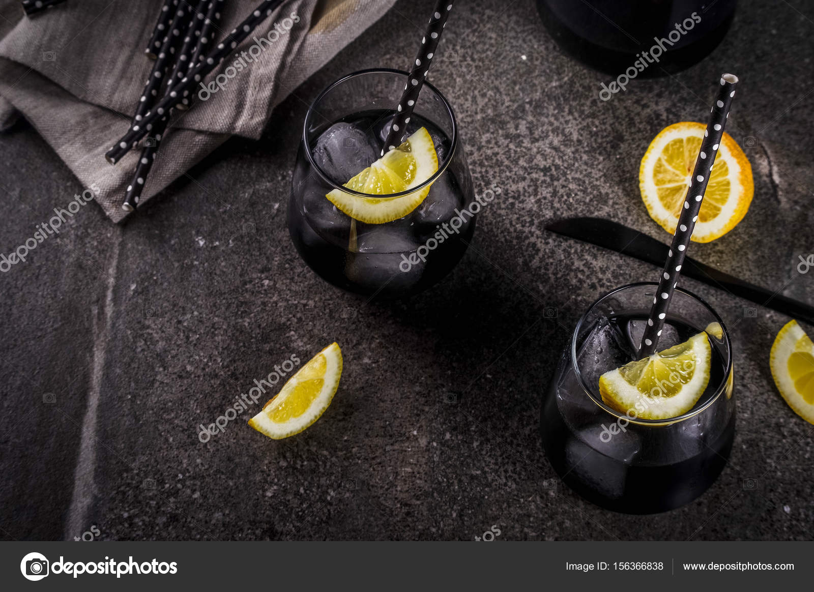 Kömürden yapılan siyah limonata Kömürden yapılan siyah limonata