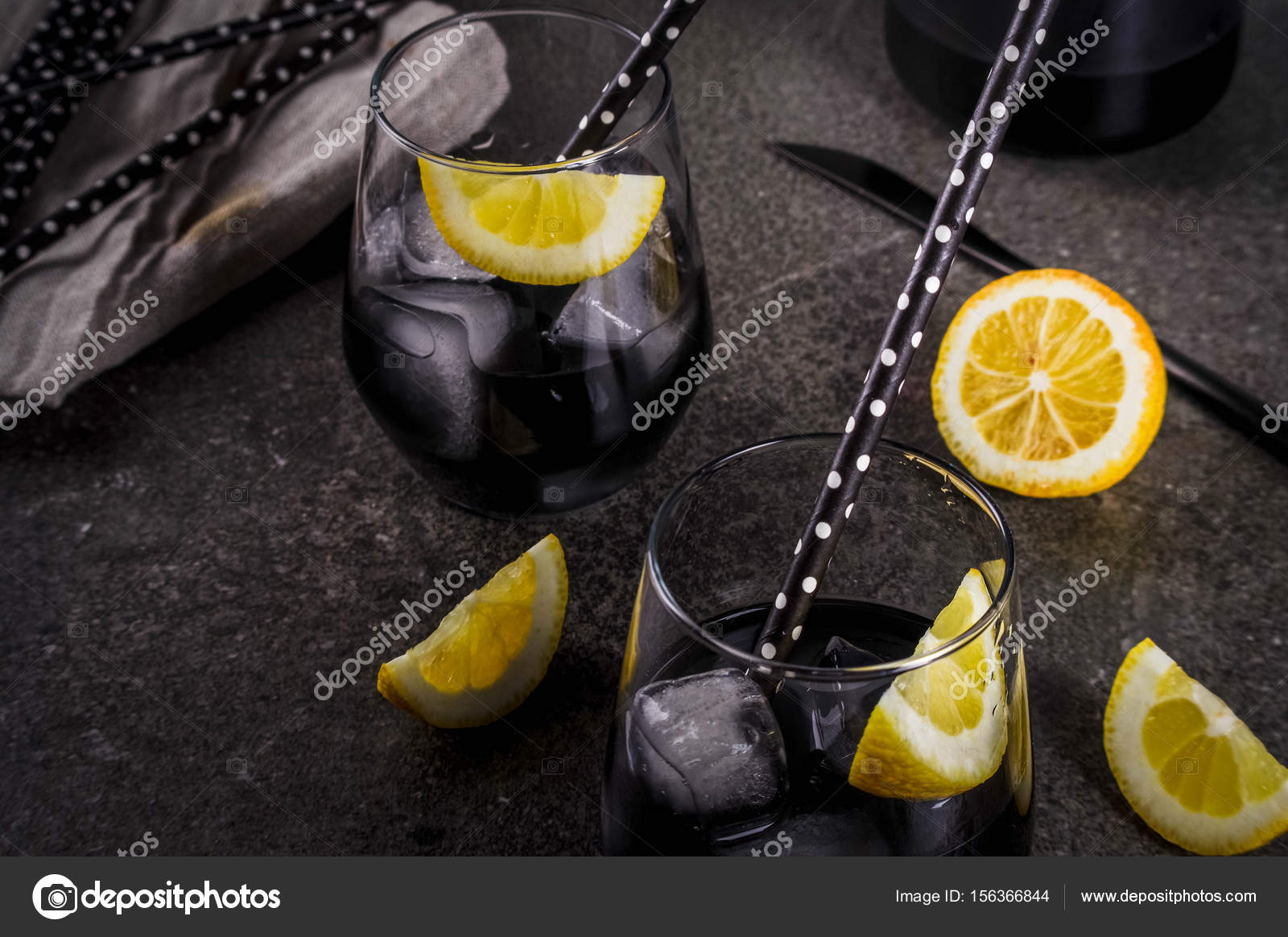 Kömürden yapılan siyah limonata Kömürden yapılan siyah limonata