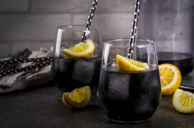 Buz ve limon ile siyah limonata