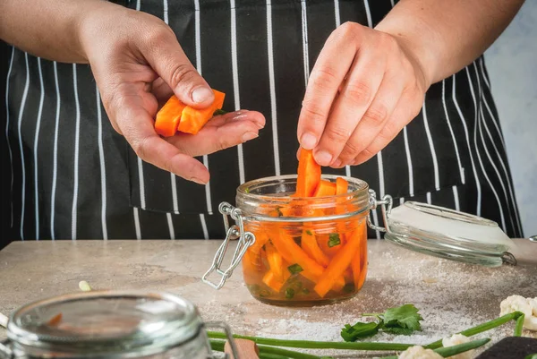 Matlagning jästa konserverad mat — Stockfoto