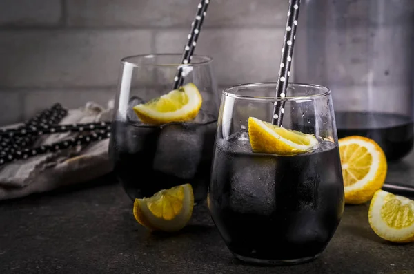 Czarny lemoniady z lodem i cytryną — Zdjęcie stockowe