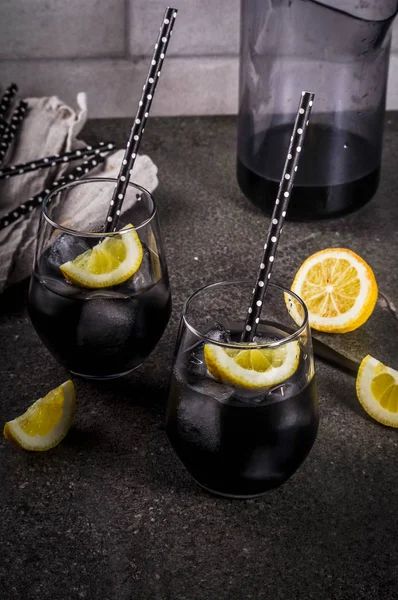 氷とレモンと黒のレモネード — ストック写真