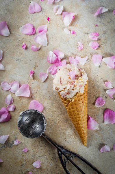 Es krim mawar dalam wafel cone — Stok Foto