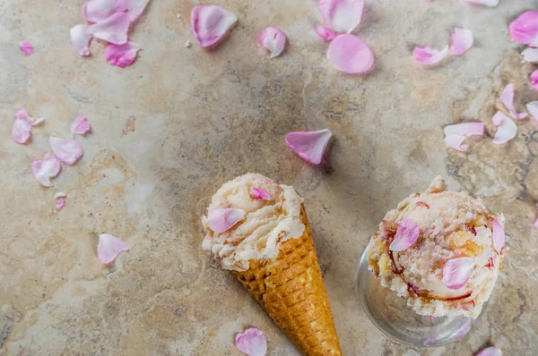 Es krim mawar dalam wafel cone — Stok Foto