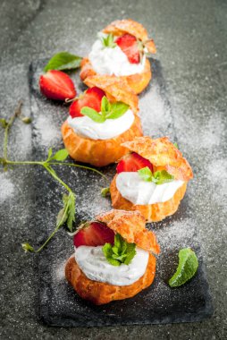 Krem şanti, çilek ve nane ile profiterol