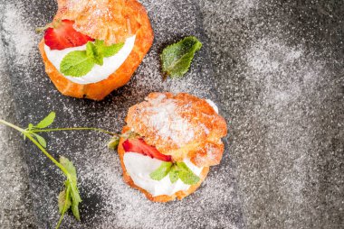 Krem şanti, çilek ve nane ile profiterol