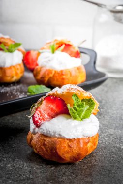 Krem şanti, çilek ve nane ile profiterol