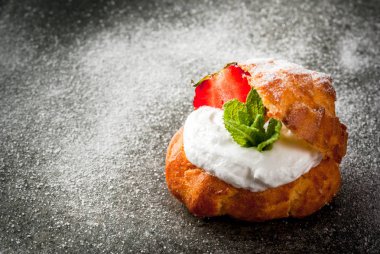 Krem şanti, çilek ve nane ile profiterol